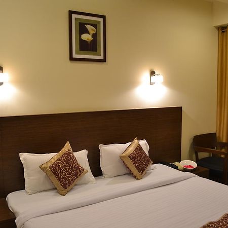 Hotel Adi Nagpur Exteriör bild