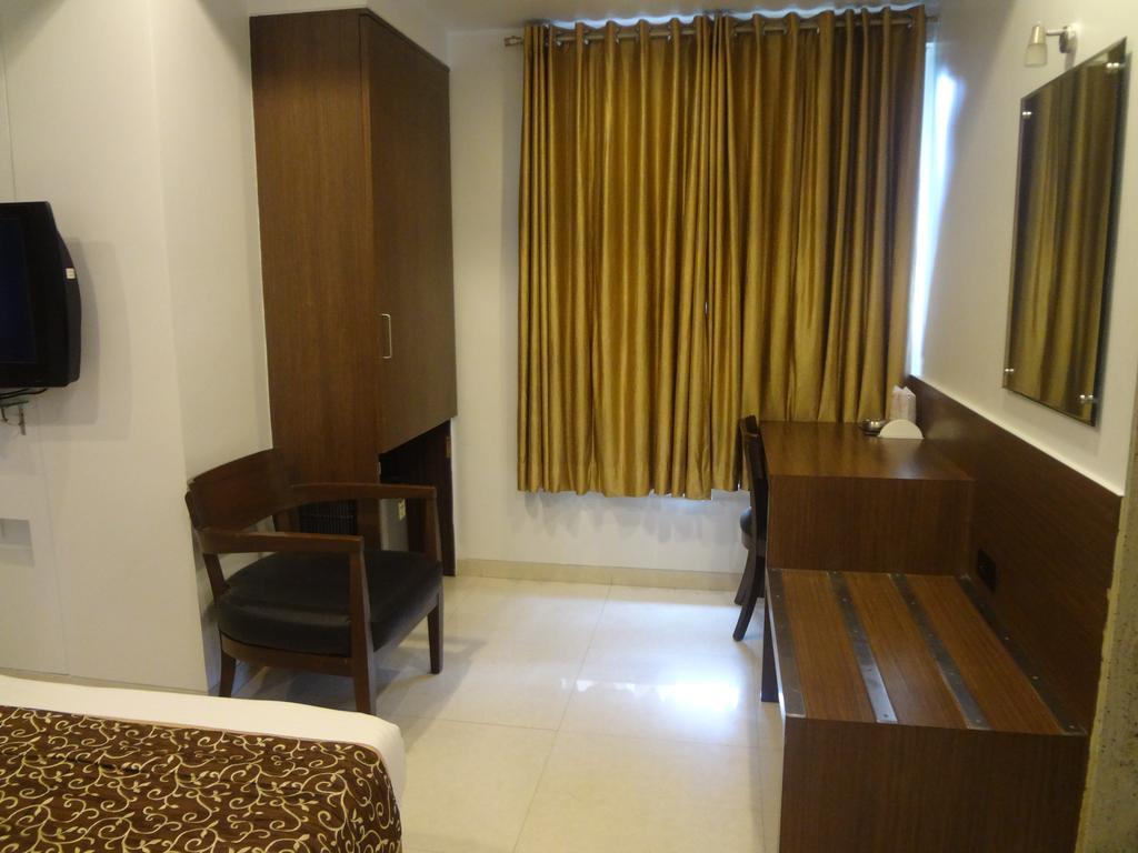 Hotel Adi Nagpur Exteriör bild