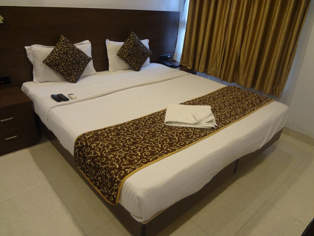 Hotel Adi Nagpur Exteriör bild