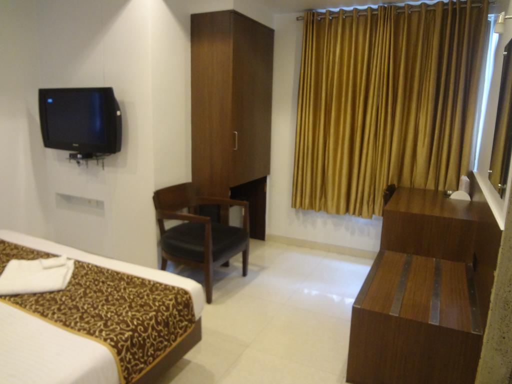 Hotel Adi Nagpur Exteriör bild