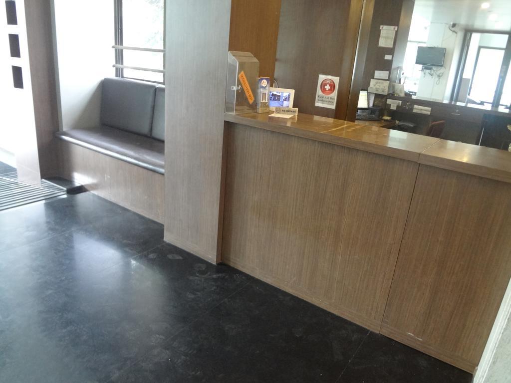 Hotel Adi Nagpur Exteriör bild