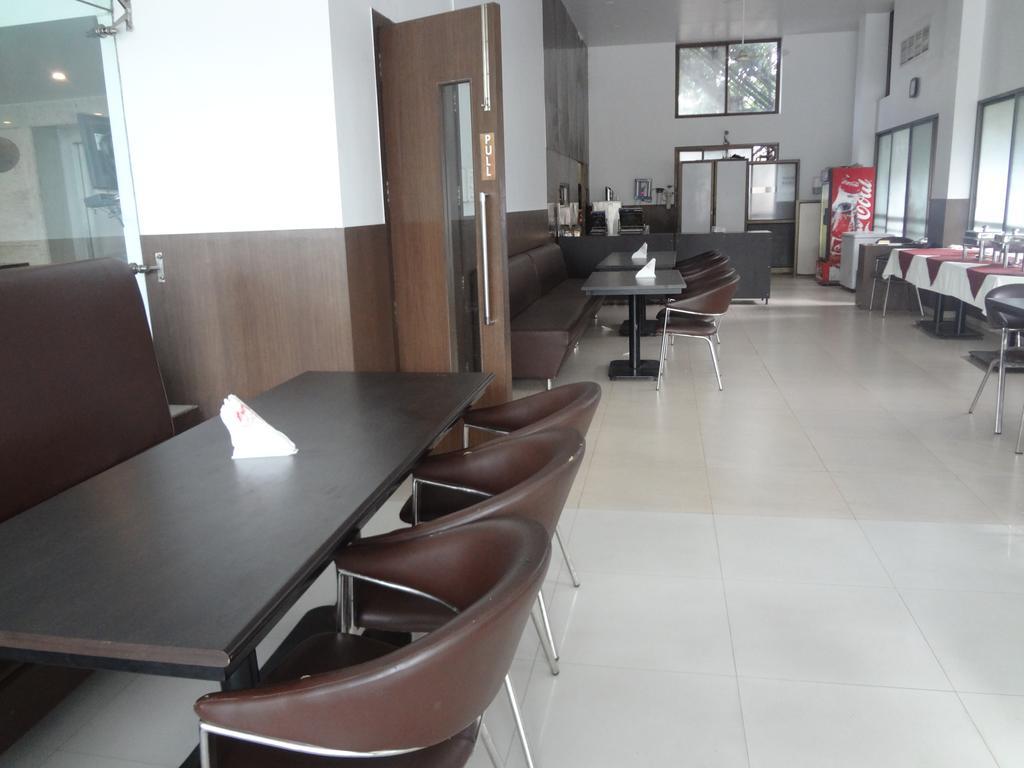 Hotel Adi Nagpur Exteriör bild