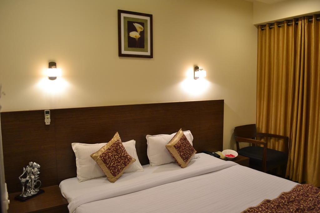 Hotel Adi Nagpur Exteriör bild