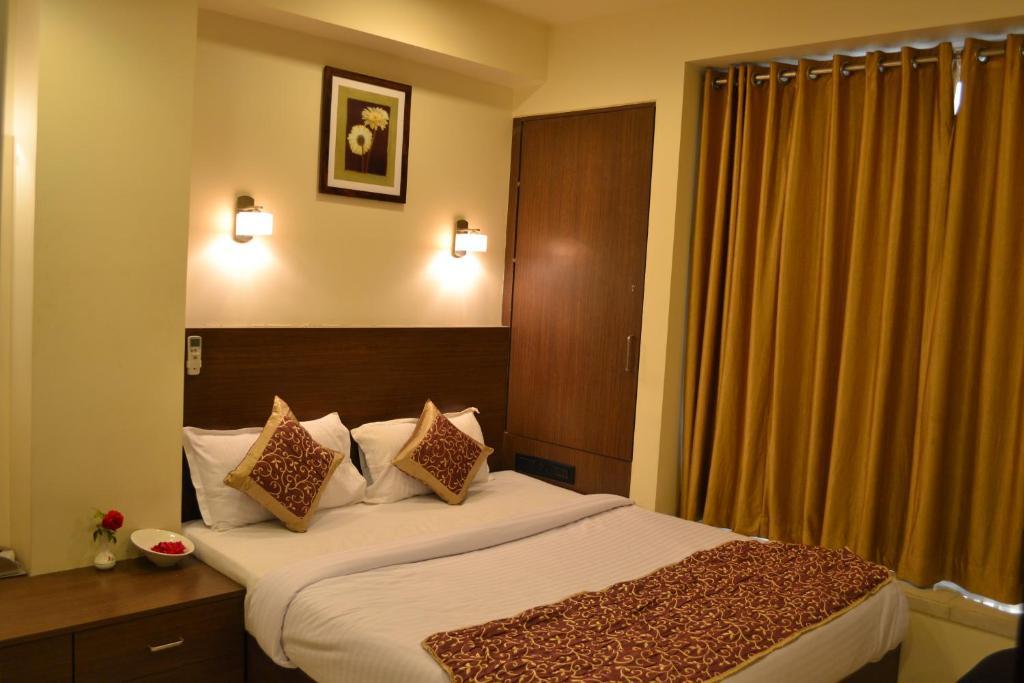 Hotel Adi Nagpur Exteriör bild