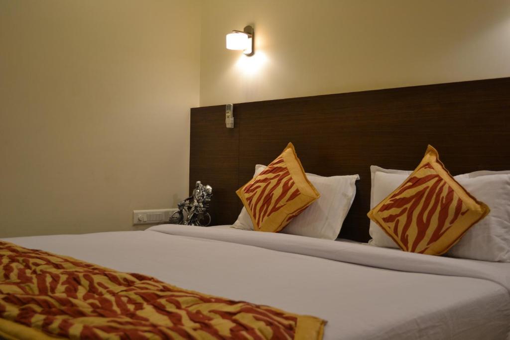 Hotel Adi Nagpur Rum bild