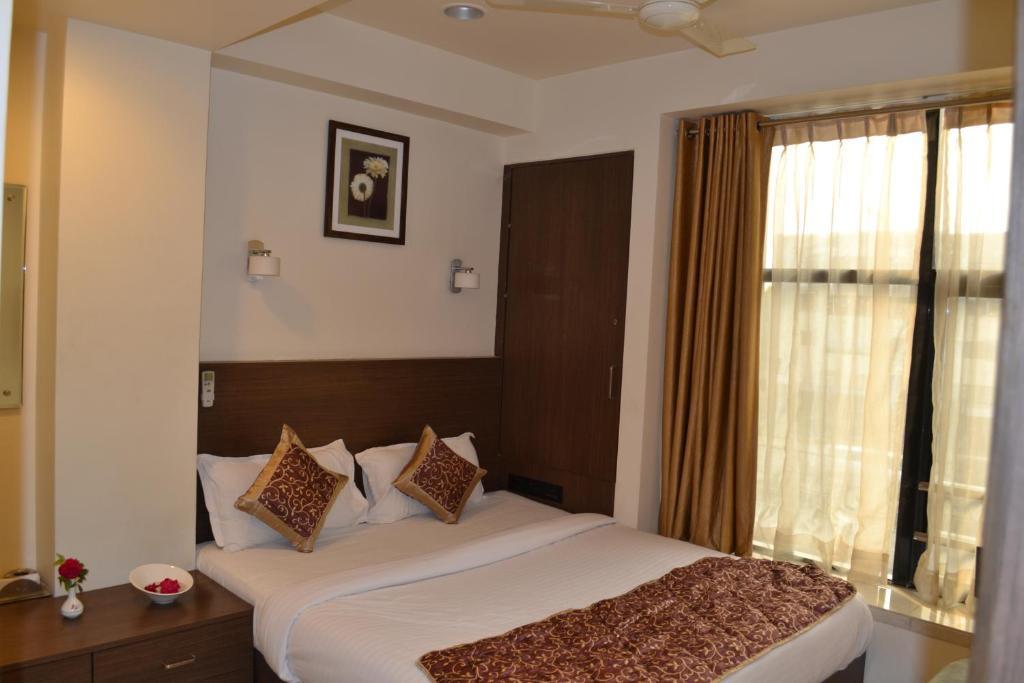 Hotel Adi Nagpur Exteriör bild