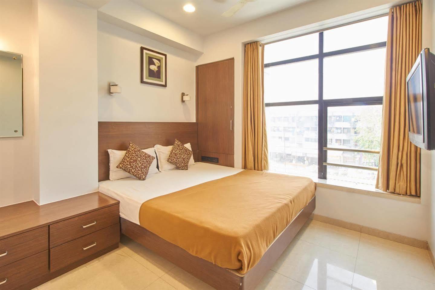 Hotel Adi Nagpur Exteriör bild
