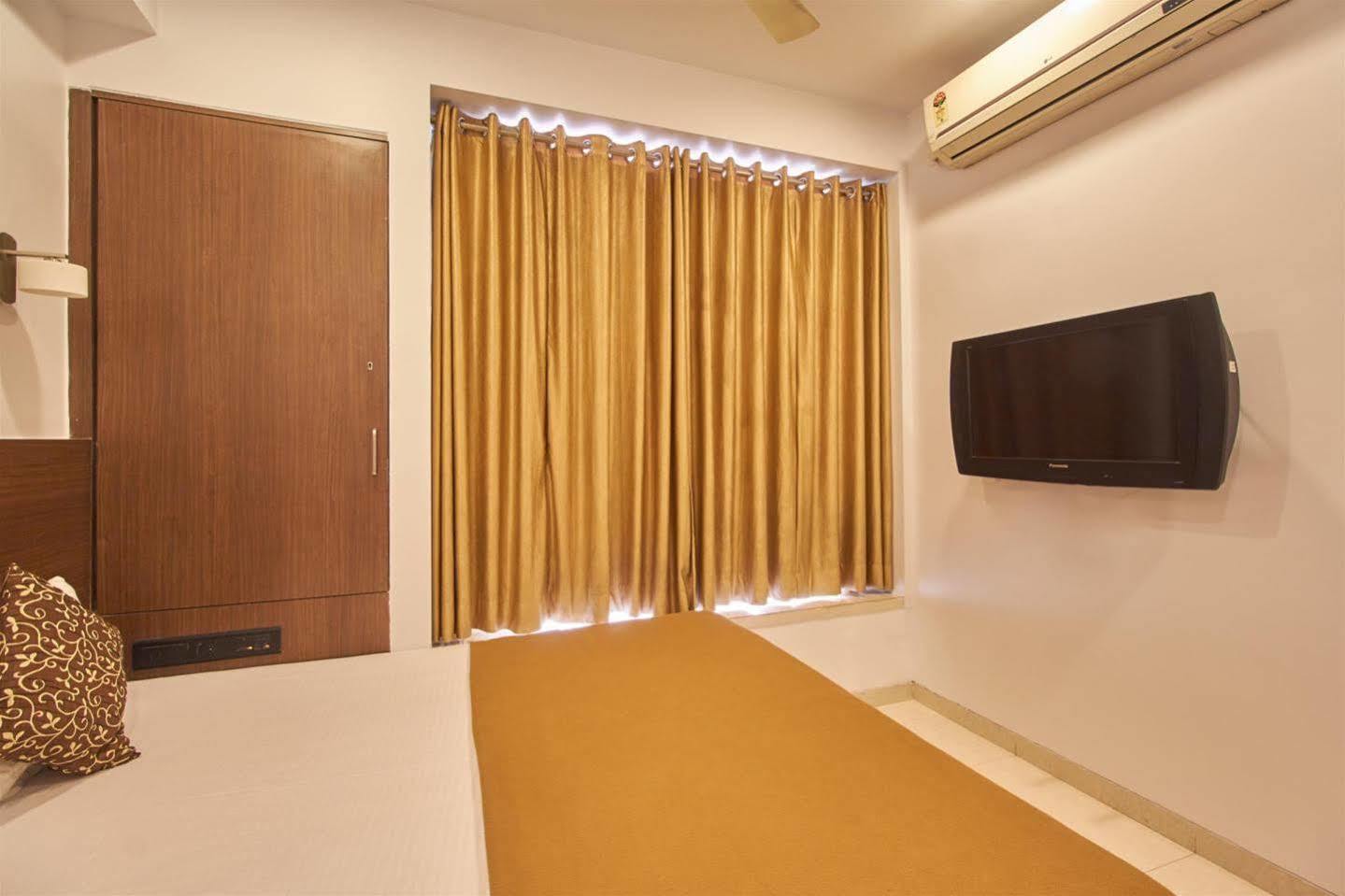 Hotel Adi Nagpur Exteriör bild