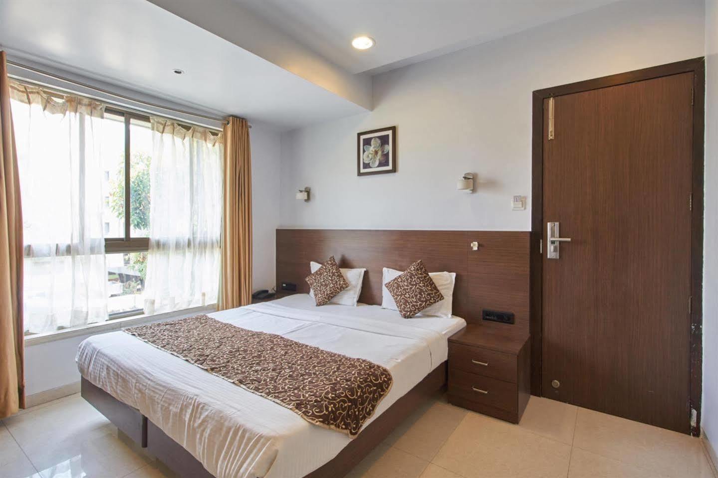 Hotel Adi Nagpur Exteriör bild