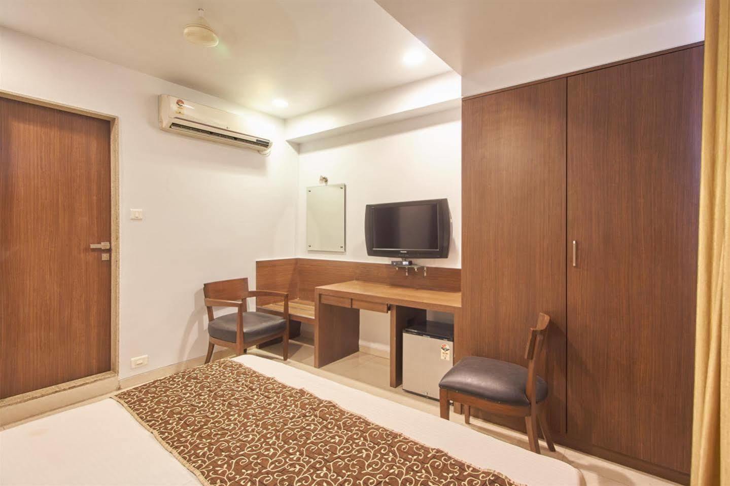 Hotel Adi Nagpur Exteriör bild