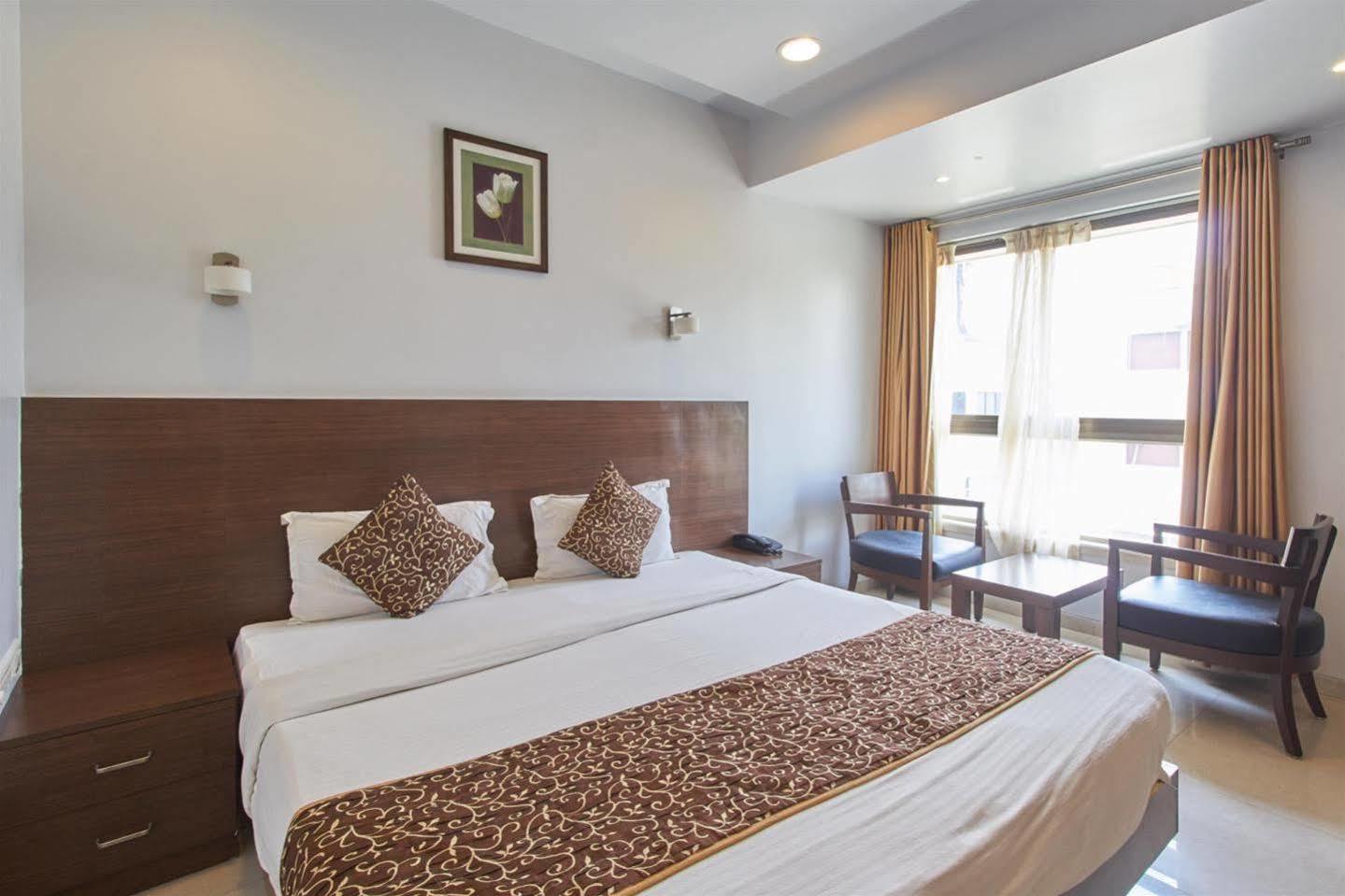 Hotel Adi Nagpur Exteriör bild