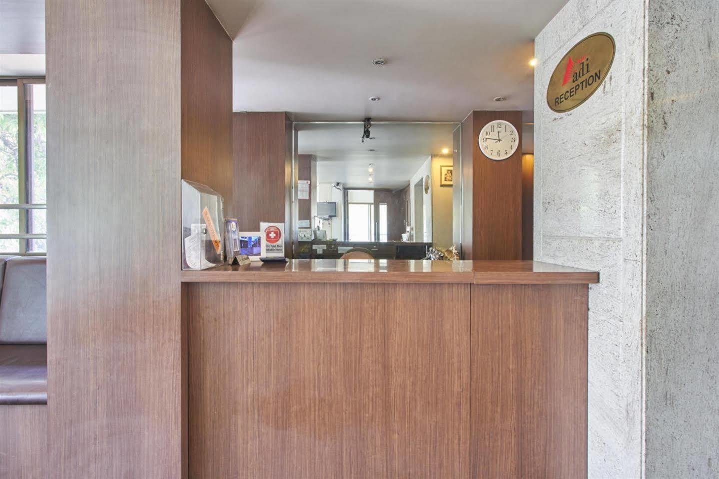 Hotel Adi Nagpur Exteriör bild